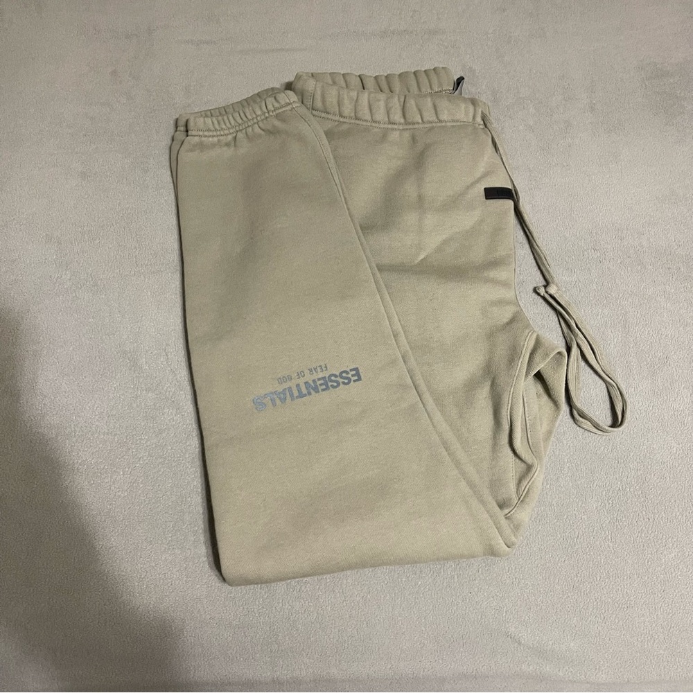 Men’s medium Essentials sweats ORIGINAL